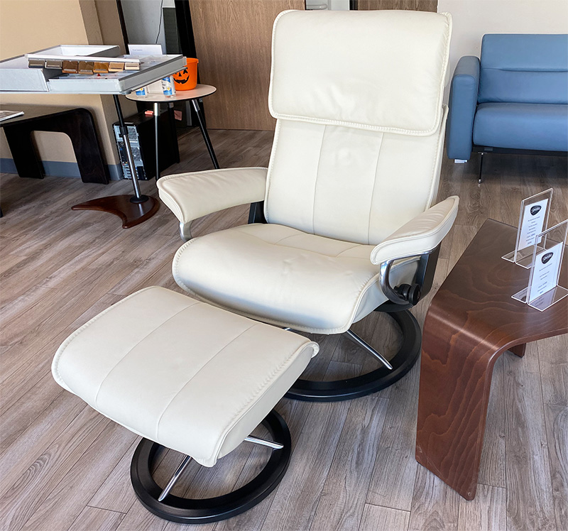 Stressless Admiral Signature Polished Aluminum Base Paloma Light Grey Leather Recliner Chair and Ottoman - Black Wood Stain Base